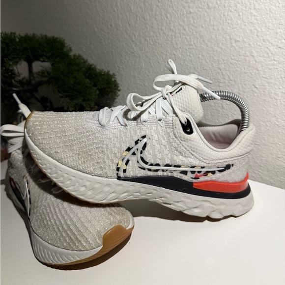 Nike White and Orange Running Shoes - Picture 2 of 8